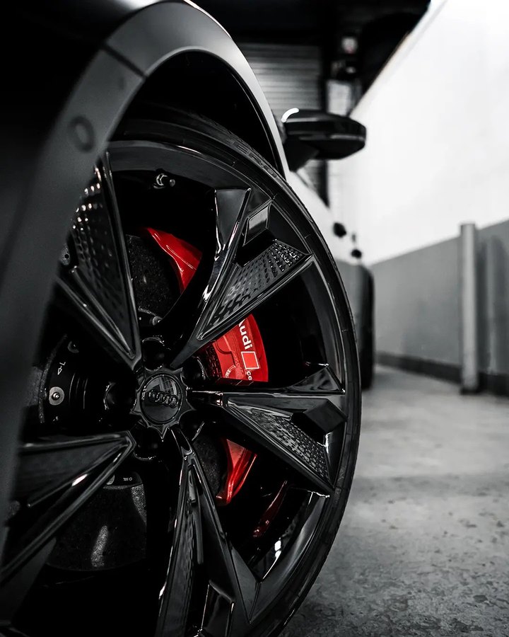 Audi red caliper with gloss black wheel